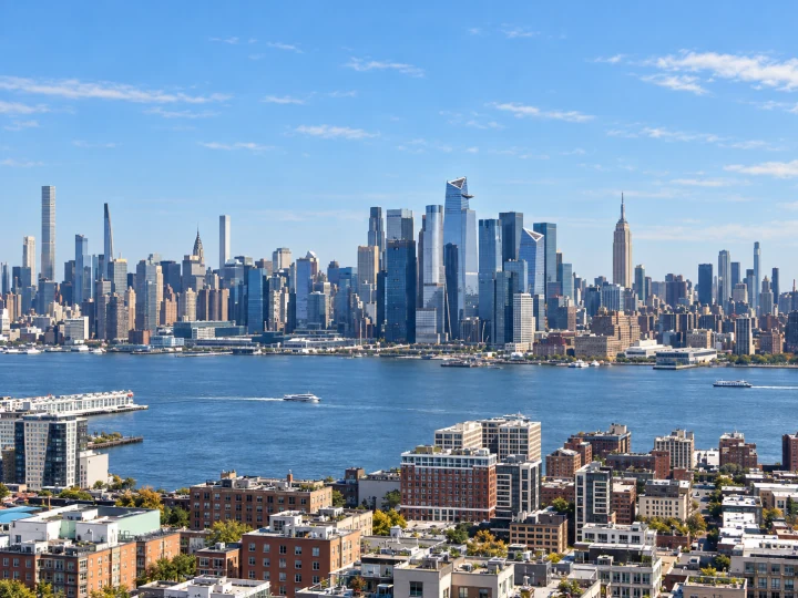 Recreación con IA de Midtown Manhattan al otro lado del Hudson, de día